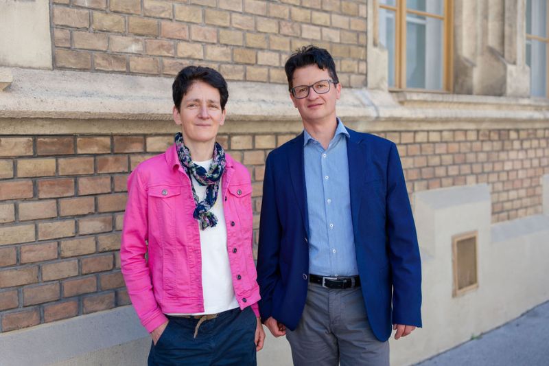 Karl Rotter und Monika Lewitsch vor historischer Architektur – das Berater-Duo der RE-Consult GmbH